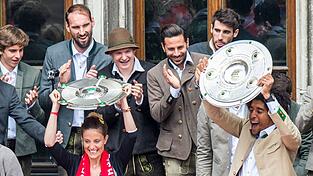 Dante (r) feierte gerne Titel mit dem FC Bayern. (Archivbild) Dante (r) feierte gerne Titel mit dem FC Bayern. (Archivbild)