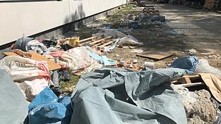 Auf der S&uuml;dseite des Kabinentrakt-Anbaus wartete am Dienstagvormittag noch viel Arbeit auf den Reinigungstrupp.