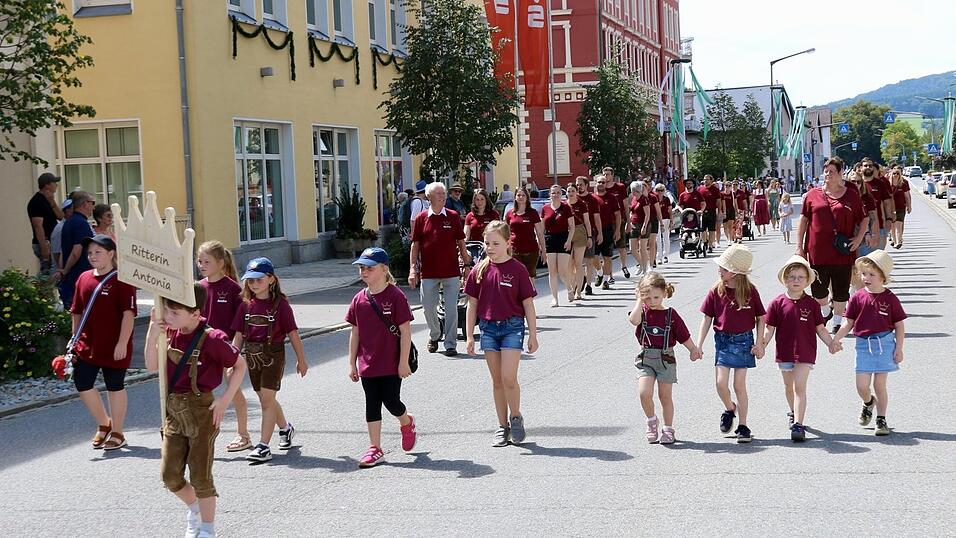 Die große Gruppe der Ritterinnen-Unterstützer. Die große Gruppe der Ritterinnen-Unterstützer.