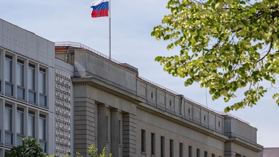 Das Personal der russischen Botschaft in Berlin wird künftig nicht mehr einfach so in andere EU-Staaten reisen dürfen. (Archivbild) Das Personal der russischen Botschaft in Berlin wird künftig nicht mehr einfach so in andere EU-Staaten reisen dürfen. (Archivbild)