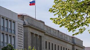 Das Personal der russischen Botschaft in Berlin wird künftig nicht mehr einfach so in andere EU-Staaten reisen dürfen. (Archivbild)