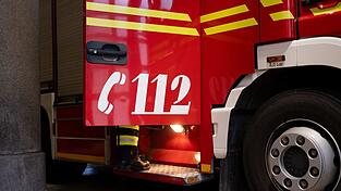 Die Feuerwehr holte vier Menschen aus dem Haus und vom Dach. (Symbolbild)
