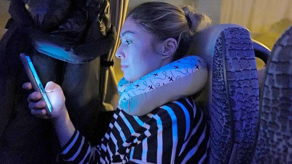 Auf der Busfahrt von Deutschland nach Kiew schreiben sich die 33-J&auml;hrige und ihr Mann immer wieder Textnachrichten.
