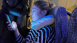 Auf der Busfahrt von Deutschland nach Kiew schreiben sich die 33-J&auml;hrige und ihr Mann immer wieder Textnachrichten.