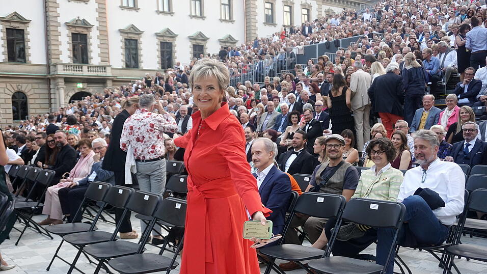 Gloria von Thurn und Taxis trug ein feuerrotes Kleid. Freudestrahlend steht sie vor dem Publikum im Innenhof von St. Emmeram.