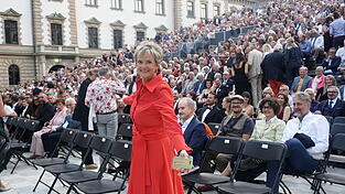 Gloria von Thurn und Taxis trug ein feuerrotes Kleid. Freudestrahlend steht sie vor dem Publikum im Innenhof von St. Emmeram.