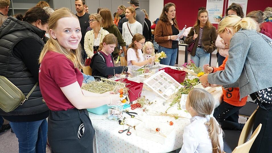 In der Blumenwerkstatt durften Kinder Blumenkr&auml;nze und Heuherzen binden.