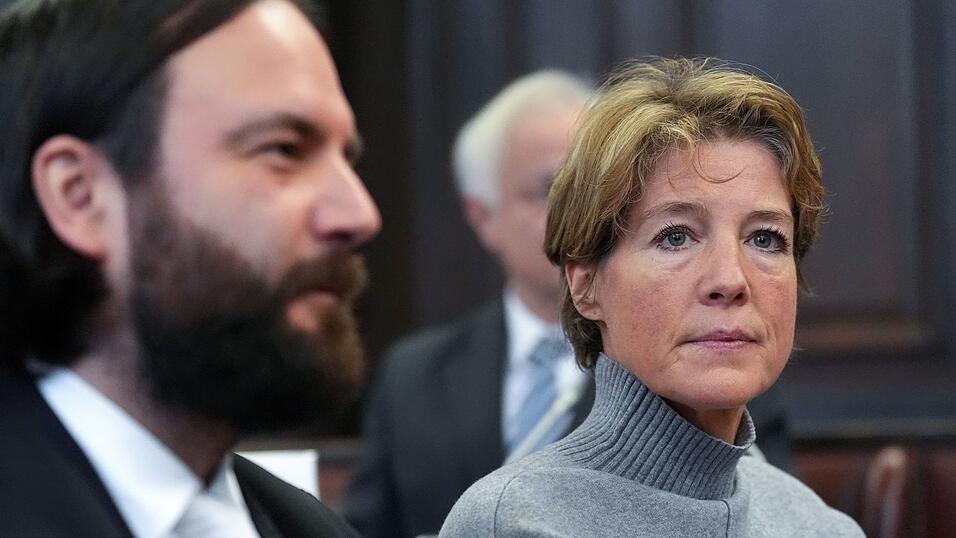 Christina Block sitzt im Gerichtssaal neben ihrem Verteidiger Ingo Bott. Christina Block sitzt im Gerichtssaal neben ihrem Verteidiger Ingo Bott.