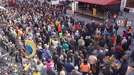 Dem Aufruf zur Kundgebung am Stadtplatz in Vilsbiburg sind am Samstagnachmittag Polizeisch&auml;tzungen zufolge rund 1.500 bis 2.000 Menschen gefolgt. Die Organisatoren sch&auml;tzen, dass es mindestens 2.000 Teilnehmer waren.