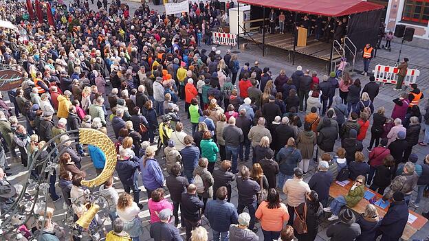 Dem Aufruf zur Kundgebung am Stadtplatz in Vilsbiburg sind am Samstagnachmittag Polizeisch&auml;tzungen zufolge rund 1.500 bis 2.000 Menschen gefolgt. Die Organisatoren sch&auml;tzen, dass es mindestens 2.000 Teilnehmer waren.