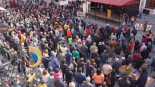 Dem Aufruf zur Kundgebung am Stadtplatz in Vilsbiburg sind am Samstagnachmittag Polizeischätzungen zufolge rund 1.500 bis 2.000 Menschen gefolgt. Die Organisatoren schätzen, dass es mindestens 2.000 Teilnehmer waren. Dem Aufruf zur Kundgebung am Stadtplatz in Vilsbiburg sind am Samstagnachmittag Polizeischätzungen zufolge rund 1.500 bis 2.000 Menschen gefolgt. Die Organisatoren schätzen, dass es mindestens 2.000 Teilnehmer waren.