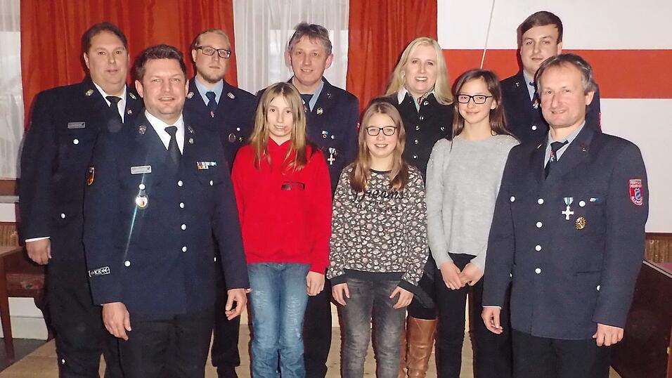 Vorstandschaft und Ehrengäste mit den neuen Mitgliedern der Jugendfeuerwehr v.l. KBM Thomas Penzkofer, Martin Sterl, 2. Kommandant Christian Girlinger, Selina Schießl (Neu), Kommandant Josef Wurzer, Veronika Wanninger (Neu), BGM Schmid, Jessica Haimerl (Neu), neuer 1. Kommandant Christian Bauer, Vorstand Josef Bielmeier. Vorstandschaft und Ehrengäste mit den neuen Mitgliedern der Jugendfeuerwehr v.l. KBM Thomas Penzkofer, Martin Sterl, 2. Kommandant Christian Girlinger, Selina Schießl (Neu), Kommandant Josef Wurzer, Veronika Wanninger (Neu), BGM Schmid, Jessica Haimerl (Neu), neuer 1. Kommandant Christian Bauer, Vorstand Josef Bielmeier.