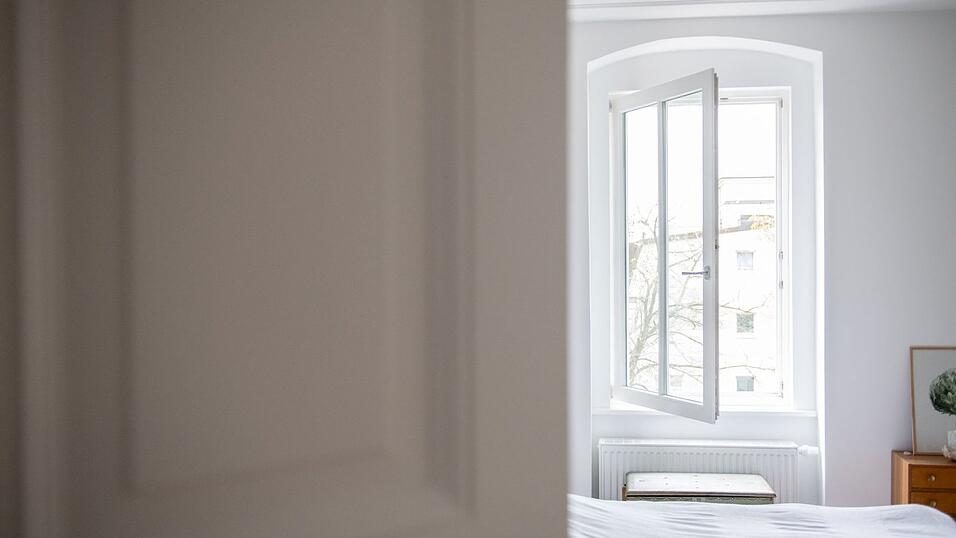 Fenster weit auf: Kurzes Stoßlüften ist im Winter besser als ein Fenster auf Kipp.