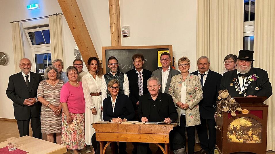 Noch einmal die harte Schulbank drücken hieß es für BLLV-Vorsitzende Simone Fleischmann und Ludwig Eckinger beim Festabend '75 Jahre BLLV-Kreisverband Mainburg'; rechts der Moritatensänger Wolfgang Dechant. Noch einmal die harte Schulbank drücken hieß es für BLLV-Vorsitzende Simone Fleischmann und Ludwig Eckinger beim Festabend '75 Jahre BLLV-Kreisverband Mainburg'; rechts der Moritatensänger Wolfgang Dechant.