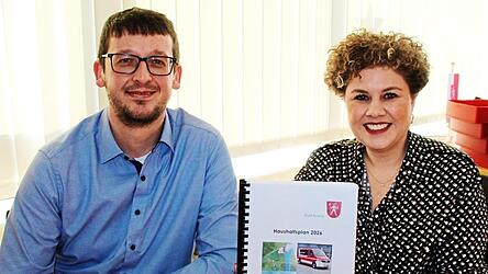 Zufrieden mit dem Zahlenpaket f&uuml;r das Jahr 2026: K&auml;mmerer Josef Zwicknagl und B&uuml;rgermeisterin Alexandra Riedl.