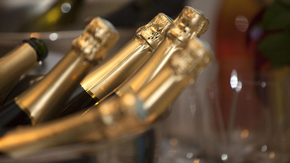 Musik h&ouml;ren, Prosecco trinken, Haare gl&auml;tten - so begann der M&auml;delsabend der Angeklagten. Dann nahm er eine Wendung, f&uuml;r die sich die 29-J&auml;hrige jetzt verantworten musste. (Symbolbild)