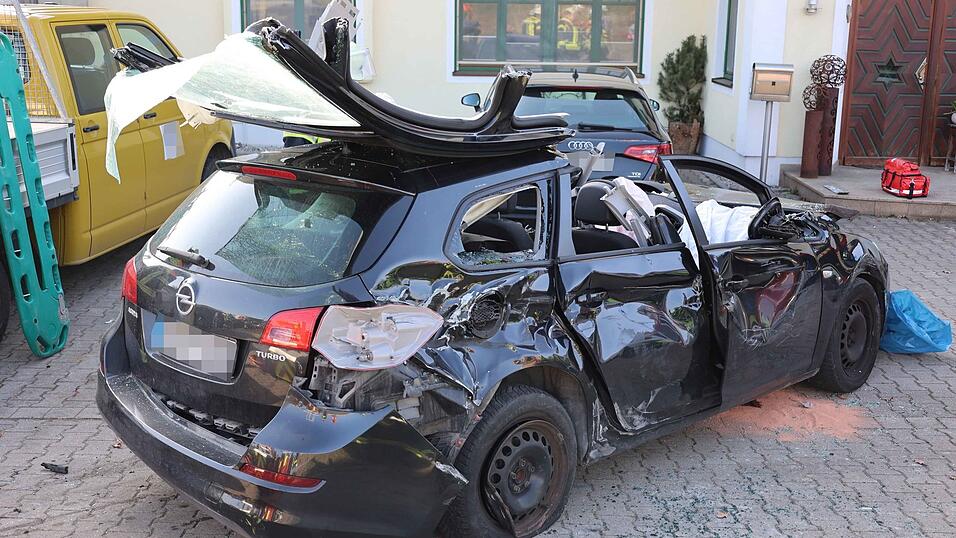 Bei einem Unfall mit drei Fahrzeugen auf einer Kreisstra&szlig;e bei Isen sind zwei Menschen verletzt worden. Ein Autofahrer soll beim &Uuml;berholen ein entgegenkommendes Fahrzeug &uuml;bersehen haben.