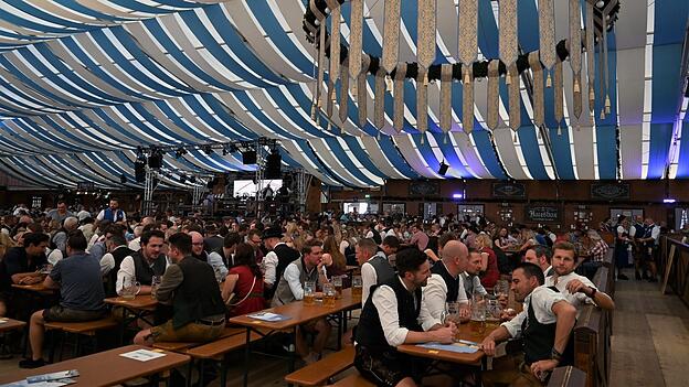 Das Festzelt Wenisch und die Straubinger Karmelitenbrauerei werden sich gemeinsam f&uuml;r das G&auml;ubodenvolksfest 2027 bewerben.&nbsp;