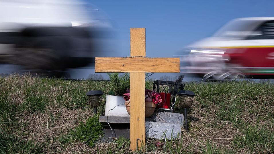 Jedes Kreuz eine Erinnerung: Über 2.800 Verkehrstote waren es 2025. (Archivbild) Jedes Kreuz eine Erinnerung: Über 2.800 Verkehrstote waren es 2025. (Archivbild)
