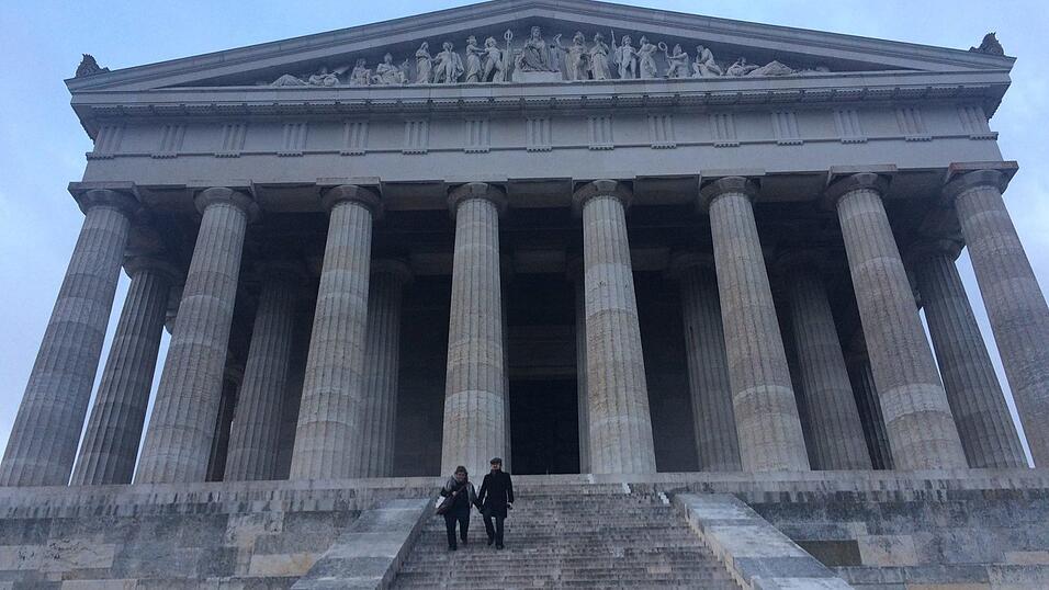 Immer einen Familienausflug wert: Die Walhalla (Landkreis Regensburg). Dort kann man nicht nur den beeindruckenden Tempel besichtigen, sondern auch den sch&ouml;nen Ausblick auf die Donau genie&szlig;en. Wer noch etwas weiter wandern will: Ganz in der N&auml;he gibt es auch die alte Burgruine Donaustauf, die man besichtigen kann.