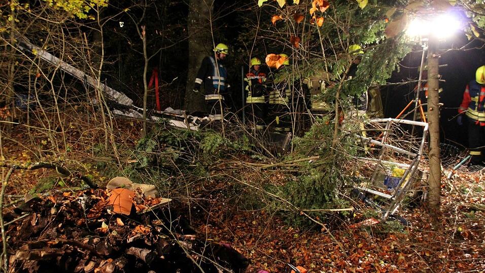 Bei einem Unfall bei Waldarbeiten sind am Samstag zwei Männer schwer verletzt worden. Bei einem Unfall bei Waldarbeiten sind am Samstag zwei Männer schwer verletzt worden.