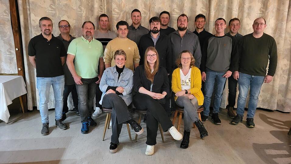 Die 16 Kandidaten der Liste &bdquo;Freie B&uuml;rgerinnen und B&uuml;rger Warzenried&ldquo; und Ersatzleute