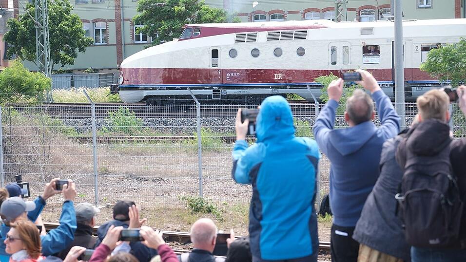 Nach aufwendiger Restaurierung soll der historische Schnellzug künftig bei Sonderfahrten Eisenbahn-Nostalgie verbreiten. Nach aufwendiger Restaurierung soll der historische Schnellzug künftig bei Sonderfahrten Eisenbahn-Nostalgie verbreiten.