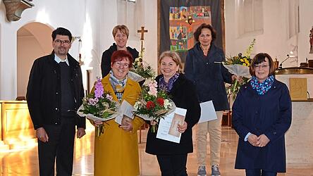 Pfarrer Bernhard Saliter (vorne links) und Pfarrgemeinderatsvorsitzende Heidi Attenberger (vorne rechts) bedankten sich mit einem Blumenstrau&szlig; bei den ausgeschiedenen Pfarrgemeinder&auml;ten (vorne 2. und 3. von links) Gabi Meisetschl&auml;ger und Helga Reichl sowie Claudia Stadler (hinten von links) und Renate Rickinger.