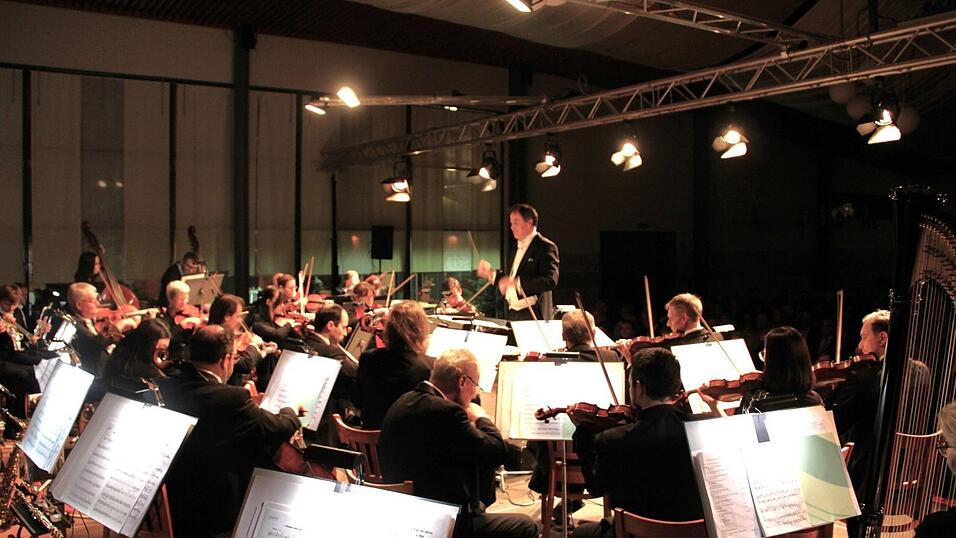 Die Niederbayerischen Philharmonie überzeugte als Klangkörper. Die Niederbayerischen Philharmonie überzeugte als Klangkörper.