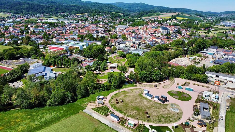 &Uuml;ber 104.000 Quadratmeter erstrecken sich die Landesgartenschaufl&auml;chen quer durch Furth im Wald. Der abgesperrte Bereich liegt am s&uuml;dlichen Stadtrand.