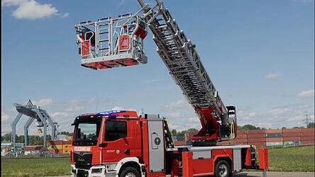 Bei der Drehleiter der 30-Meter-Klasse mit Verbrennermotor ist nun auch ein Knickarm inbegriffen. (Symbolfoto)