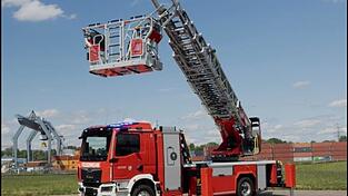 Bei der Drehleiter der 30-Meter-Klasse mit Verbrennermotor ist nun auch ein Knickarm inbegriffen. (Symbolfoto) Bei der Drehleiter der 30-Meter-Klasse mit Verbrennermotor ist nun auch ein Knickarm inbegriffen. (Symbolfoto)