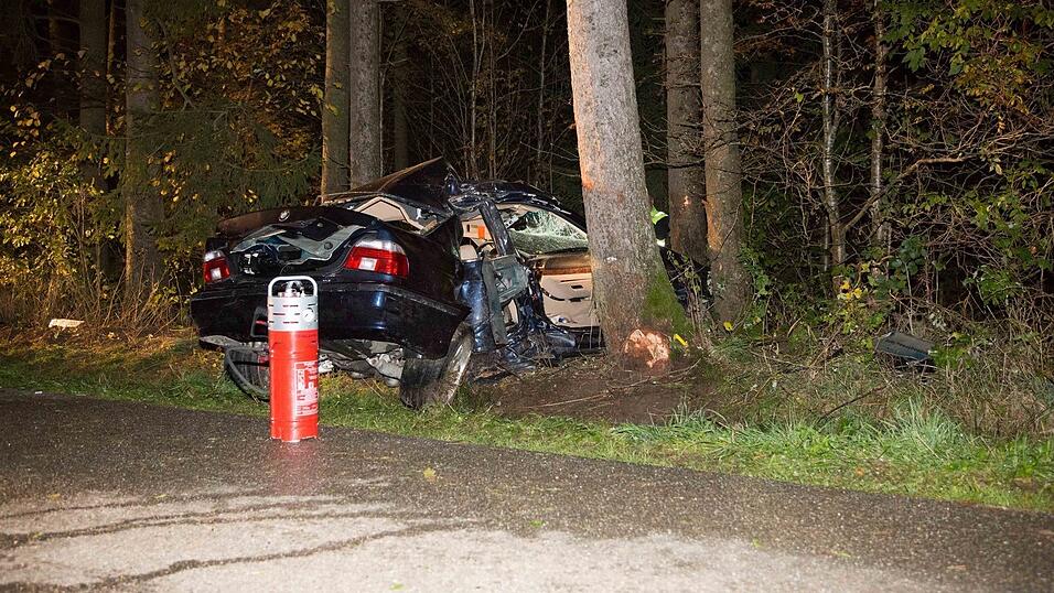 Bilder vom Unfallort. Foto: FD Bilder vom Unfallort. Foto: FD