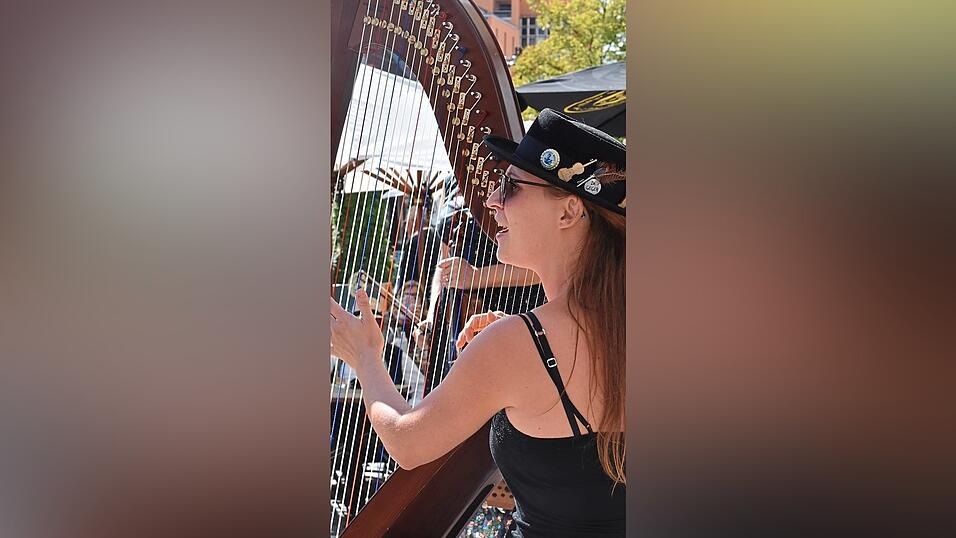 Mal ohne Blasinstrumente: 'Oane wia koane' steht für Bluval-Vielfalt. Mal ohne Blasinstrumente: 'Oane wia koane' steht für Bluval-Vielfalt.