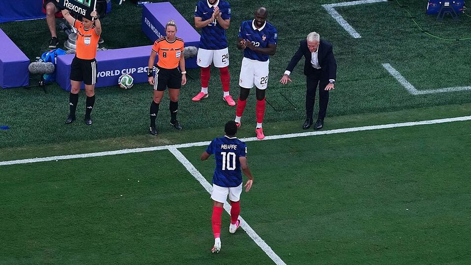 Zum Verneigen: Deschamps mit Kylian Mbappé. (Archivbild) Zum Verneigen: Deschamps mit Kylian Mbappé. (Archivbild)