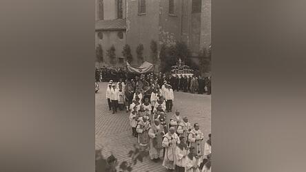 Nach der Prozession kehrten die Teilnehmer ins Wirtshaus ein.