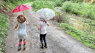 Auch bei Regenwetter hat das Perlbachtal bei Mitterfels seinen Charme - und jede Menge Matschpfützen zum Hineinspringen, so wie hier auf dem Bild auf dem Rundweg 3a entlang der Menach.