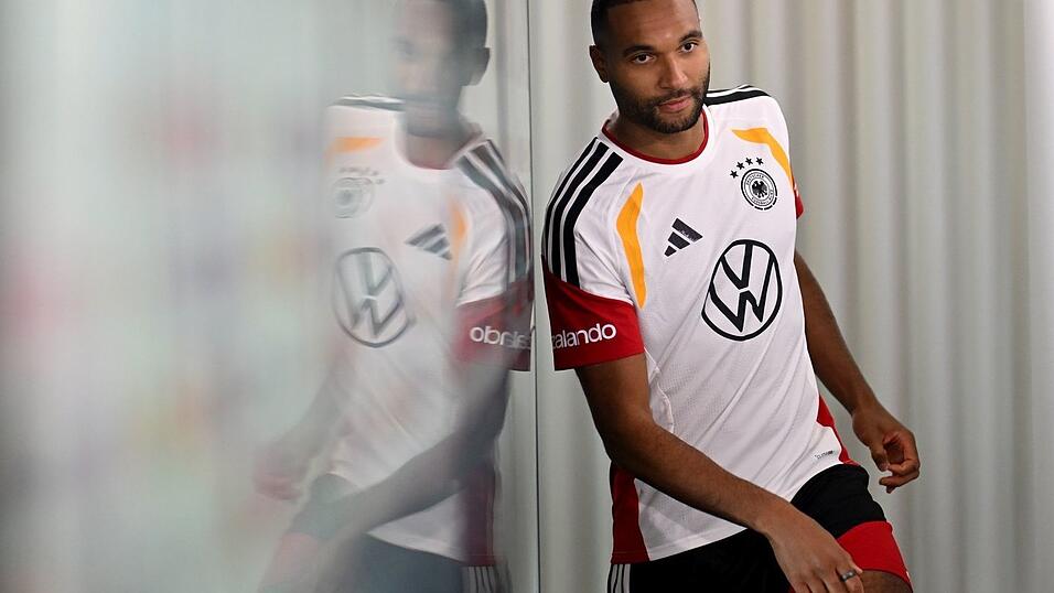 Schwungvoll betritt Tah das DFB-Podium.