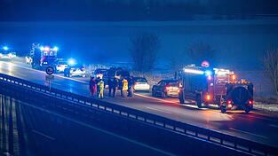 Die Polizei hat die A3 im Landkreis Regensburg in beide Richtungen gesperrt. Die Polizei hat die A3 im Landkreis Regensburg in beide Richtungen gesperrt.