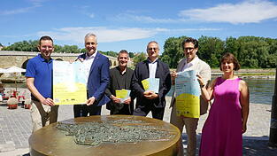 Von links: Lorenz Baibl (Amt für kulturelles Erbe), OB Thomas Burger, Matthias Ripp (Leiter Welterbekoordination), Wolfgang Dersch (Kulturreferent), Jakob Reitinger (Geschäftsführer Regensburg Tourismus) und Janina Rummel (Welterbekoordination). Von links: Lorenz Baibl (Amt für kulturelles Erbe), OB Thomas Burger, Matthias Ripp (Leiter Welterbekoordination), Wolfgang Dersch (Kulturreferent), Jakob Reitinger (Geschäftsführer Regensburg Tourismus) und Janina Rummel (Welterbekoordination).