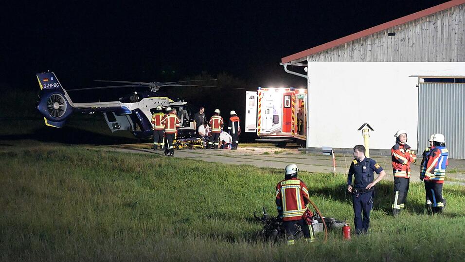 Nach dem Unfall am Mittwochabend in Vilsbiburg ist ein Polizeihubschrauber eingesetzt worden, um den Schwerverletzten ins Krankenhaus zu bringen. Nach dem Unfall am Mittwochabend in Vilsbiburg ist ein Polizeihubschrauber eingesetzt worden, um den Schwerverletzten ins Krankenhaus zu bringen.