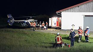 Nach dem Unfall am Mittwochabend in Vilsbiburg ist ein Polizeihubschrauber eingesetzt worden, um den Schwerverletzten ins Krankenhaus zu bringen. Nach dem Unfall am Mittwochabend in Vilsbiburg ist ein Polizeihubschrauber eingesetzt worden, um den Schwerverletzten ins Krankenhaus zu bringen.