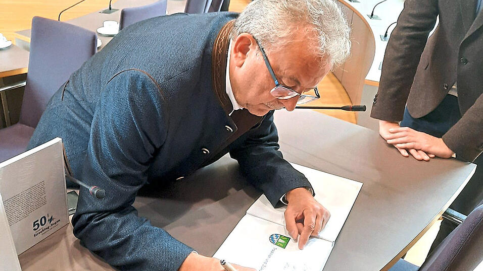 Landrat Josef Laumer signiert einige Exemplare.