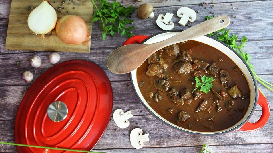 Gulasch und Gulaschsuppe kennt jeder - von Groß bis Klein und wieder zurück. Meist werden diese Rezepte mit Rindfleisch zubereitet. Manche verwenden auch gemischtes Fleisch, von Schwein und Rind. Weniger bekannt ist die Zubereitung von Gulasch mit Büffelfleisch. Eine ganz feine Nummer für den Herbst.