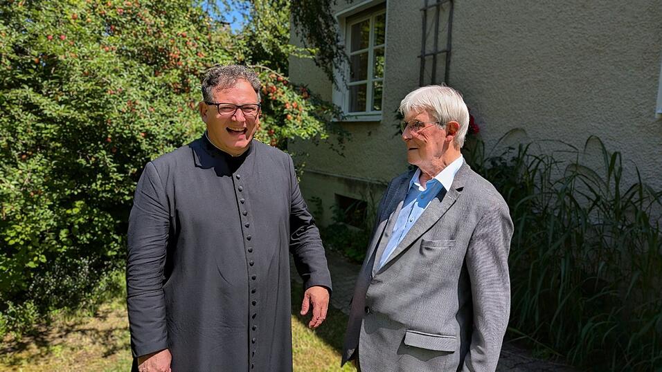 Das Pfarrhaus von Sankt Margaret neben dem Landratsamt ist Verwaltungsmittelpunkt des Pfarrverbandes Achdorf-Kumhausen. Im Garten tauschten sich Dekan Alexander Blei (l.) und Pfarrer Rupert Fischberger aus.