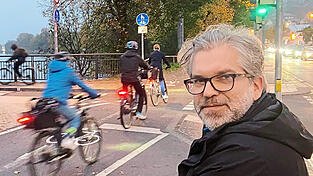 Der Berufspendler Simon Hölzl ist überzeugt: Die Menge an 'Geisterradlern' auf dem Isarsteg entsteht durch die Verkehrsführung nach der Brücke. Fahrradfahrer würden Gefahrenstellen bewusst umfahren.