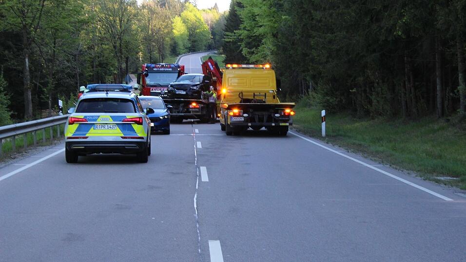 Für die Aufräumarbeiten war die Bundesstraße kurzzeitig gesperrt. Für die Aufräumarbeiten war die Bundesstraße kurzzeitig gesperrt.