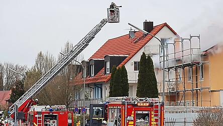 Brände löschen, wie hier in der Moosburger Driescherstraße, zählt zu den Kernaufgaben der Feuerwehr. Nicht jeder Kamerad über 50 Jahre ist dazu geeignet.