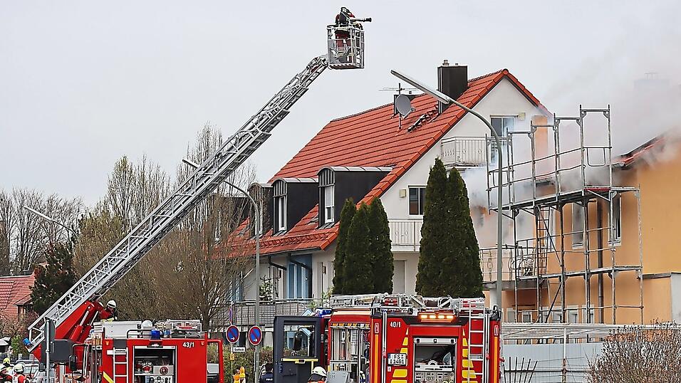 Brände löschen, wie hier in der Moosburger Driescherstraße, zählt zu den Kernaufgaben der Feuerwehr. Nicht jeder Kamerad über 50 Jahre ist dazu geeignet.