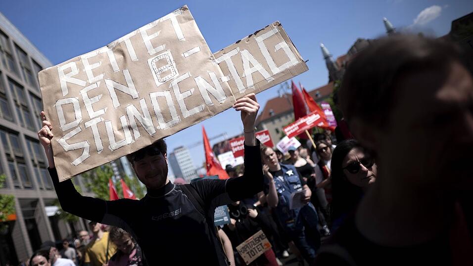 Demonstranten weisen am 1. Mai regelm&auml;&szlig;ig auf den Wert des Acht-Stunden-Tags hin. Die starre Regelung wird von der Bundesregierung nun aber flexibilisiert.